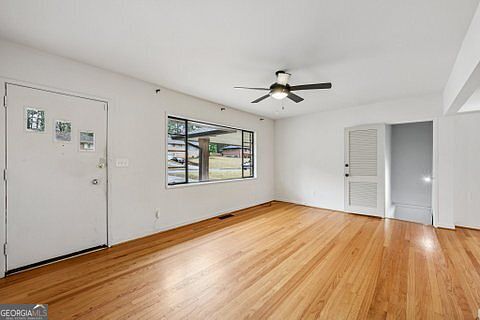 4th image of 2562 Farley St