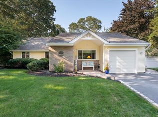 9 Sweetbriar Ct, Ronkonkoma, NY 11779