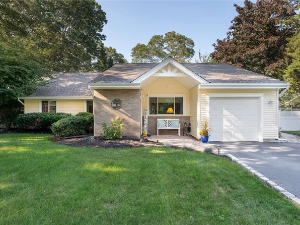 9 Sweetbriar, Ronkonkoma, NY 11779
