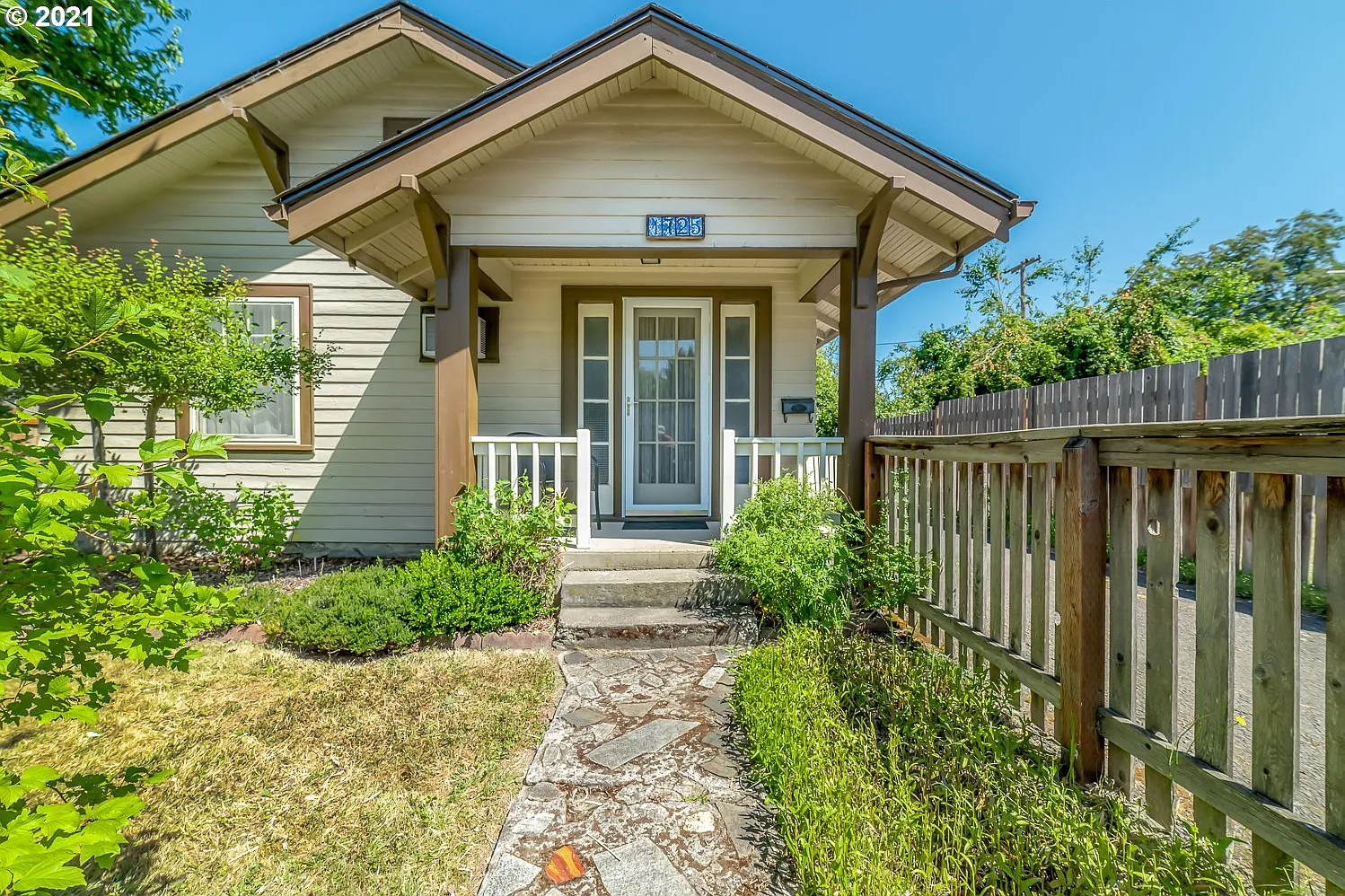 1725 W 9th Pl — Photo 1