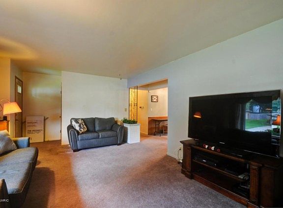 4th image of 1460 Sweet St NE