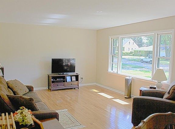 3rd image of 1019 Parkside Dr