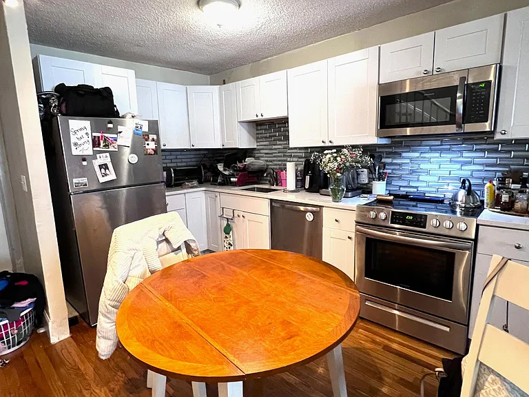 169 W 7th St #2 — Photo 2