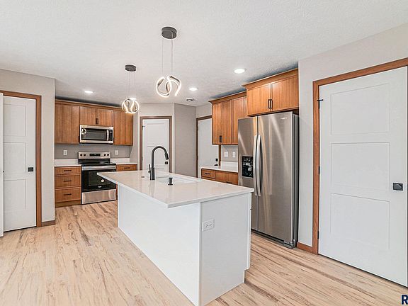 4th image of 809 N Marquette Pl
