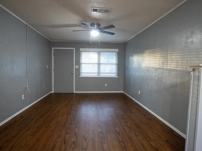 1004 Russell Ln — Photo 18