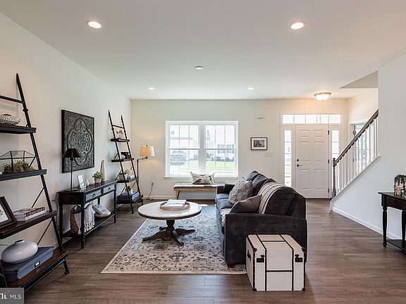 5th image of 103 Lincolnshire St Lot 100