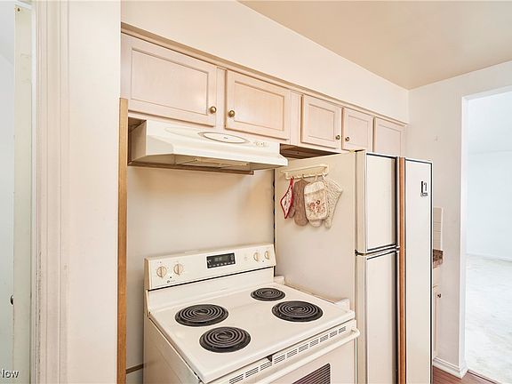 3rd image of 1225 Belleflower Rd