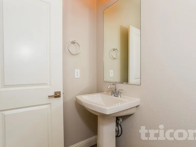 816 Chiselville Ln — Photo 7