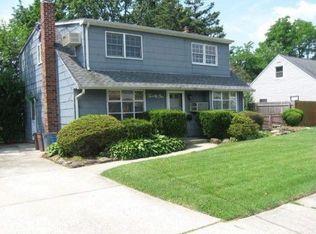 21 Park Cir N, Farmingdale, NY 11735
