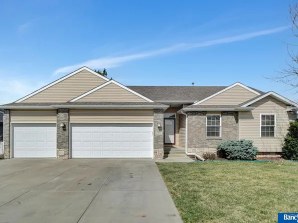 7211 Helen Witt Dr, Lincoln, NE 68512