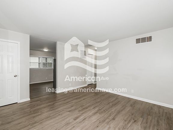 1373644_004_living_room_14168263.jpg