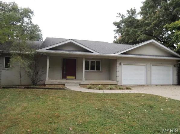 1319 Lake Shore Dr, Greenville, IL 62246