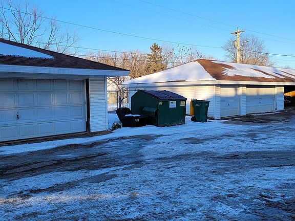 Space for 1 vehicle in shared 2-car garage included