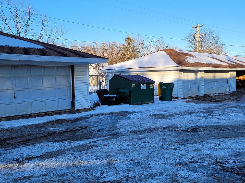 Space for 1 vehicle in shared 2-car garage included