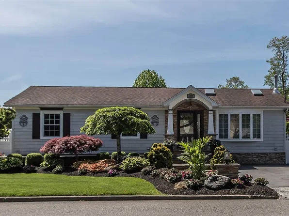260 Saint Johns Street, Central Islip, NY 11722