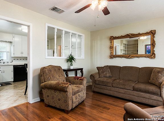 4th image of 1047 Hillcrest Dr