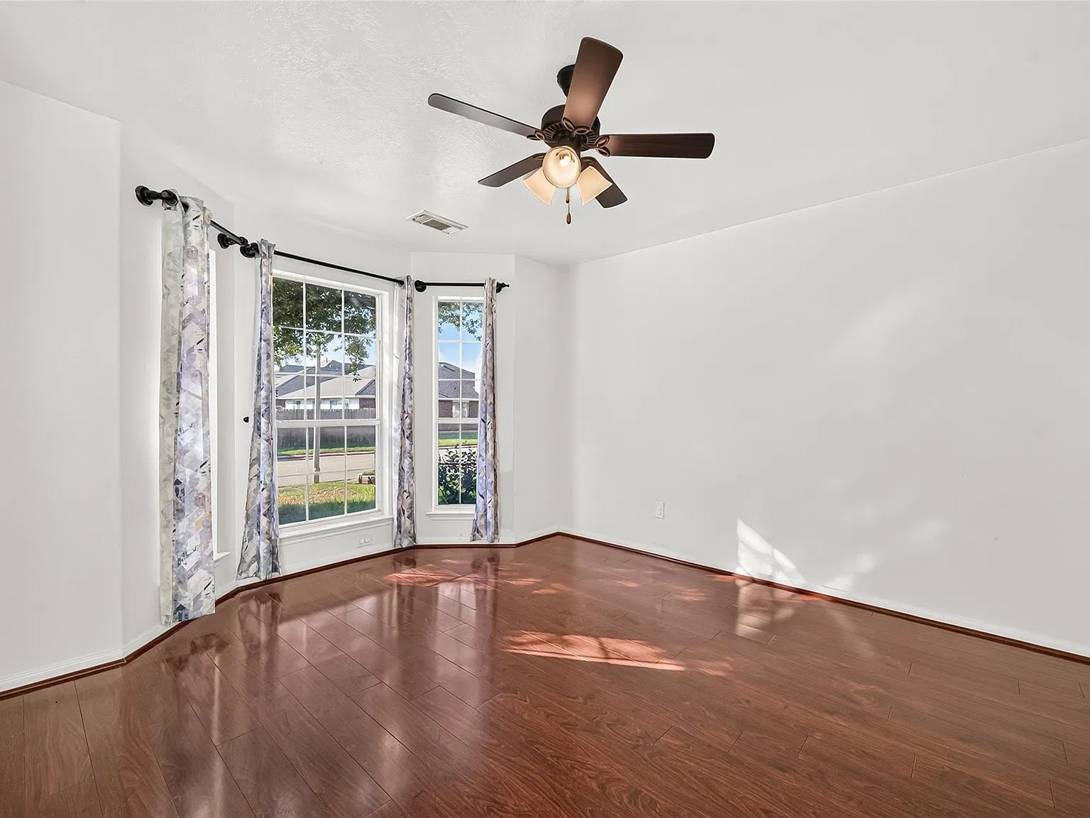 4 bed, 2.5 bath, 2503 sqft, $2,000 — Photo 3