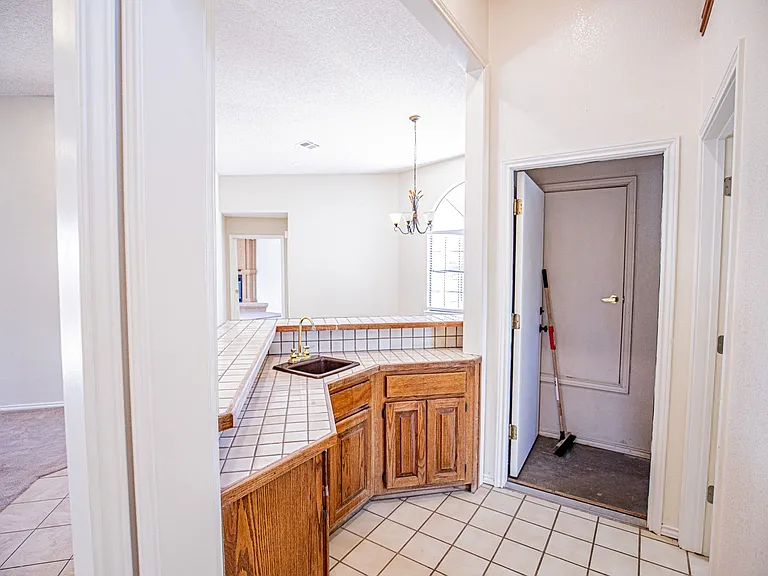 712 Caprock Ct — Photo 8