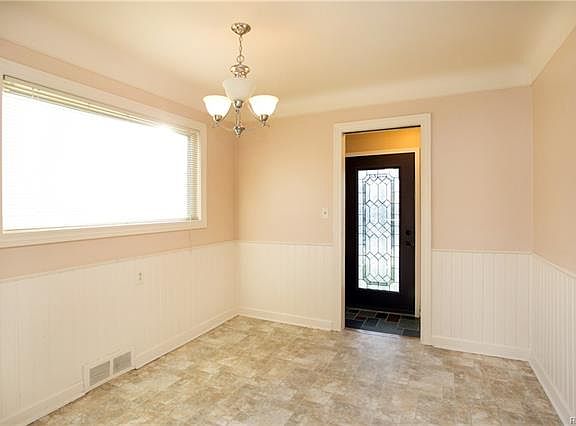 5th image of 2922 Clawson Ave