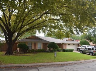 2818 Bonneville Dr, Arlington, TX 76016