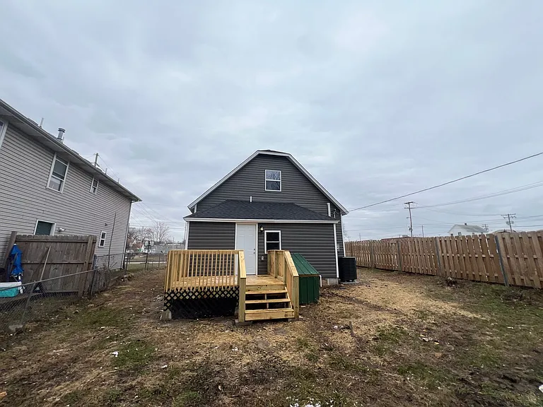 428 W Locust St — Photo 4