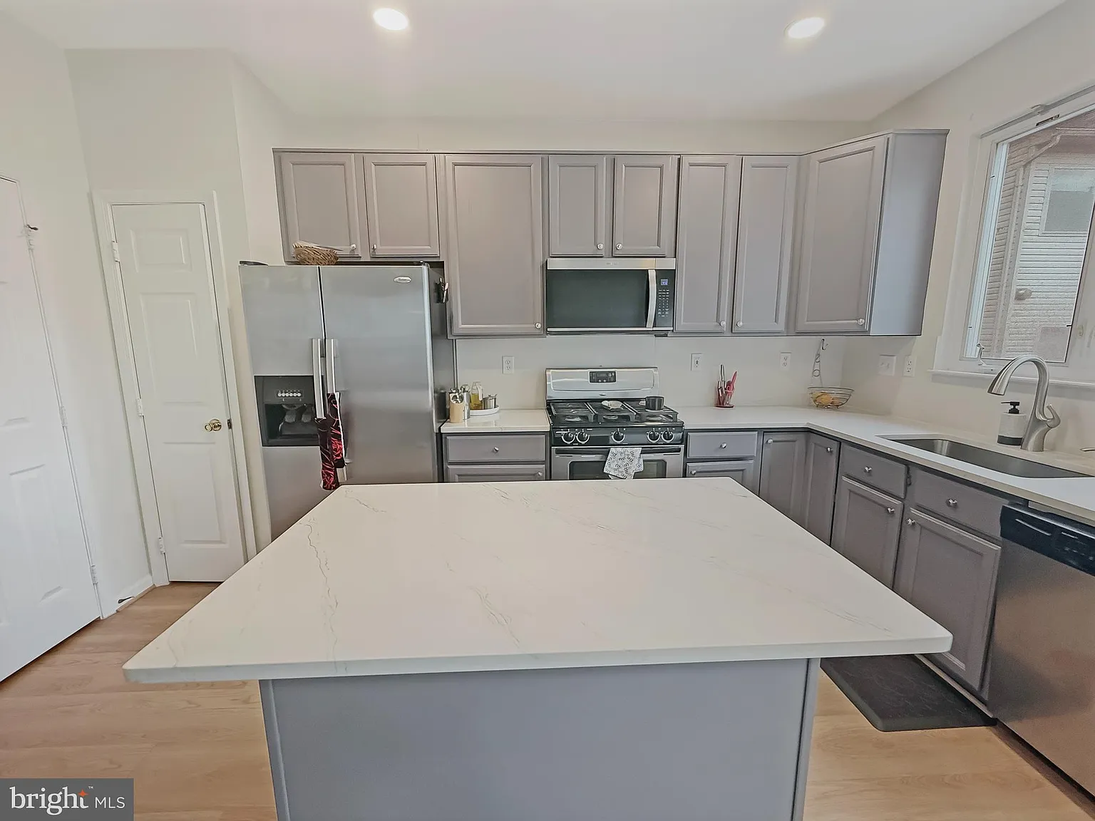 3 bed, 2.5 bath, 2005 sqft, $2,999 — Photo 3