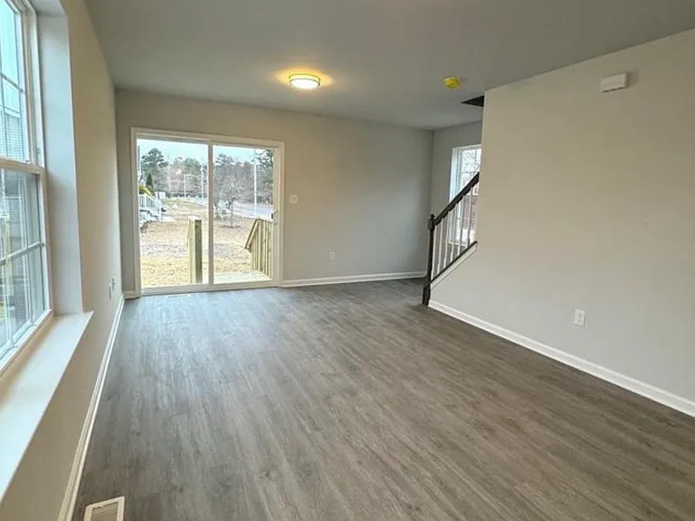 525 Dock St — Photo 6