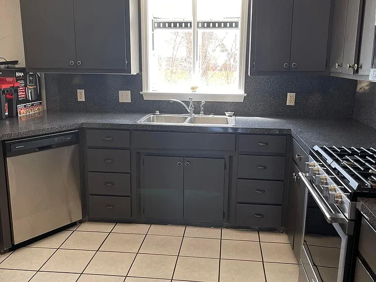 1663 Hillcrest Dr — Photo 5