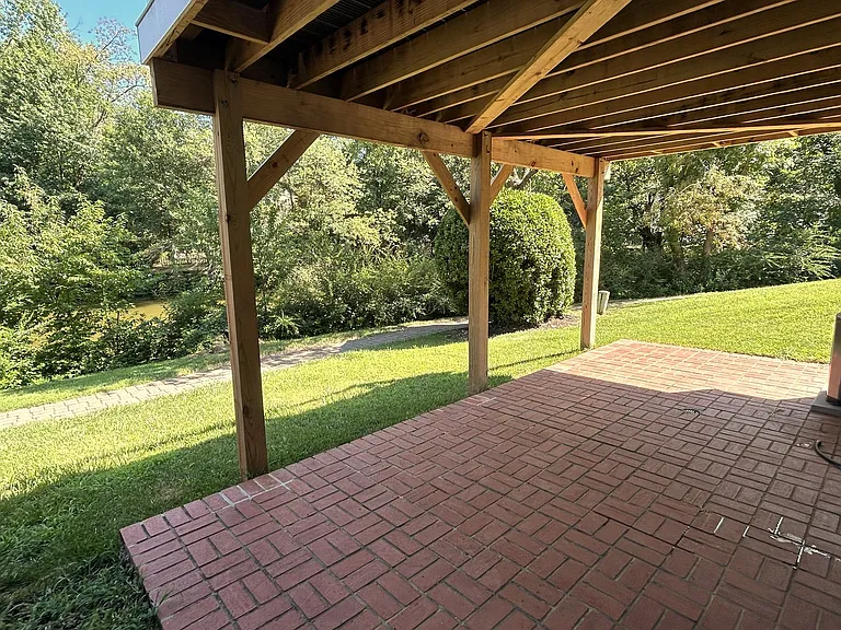 5335 Lake Cove Ct — Photo 32