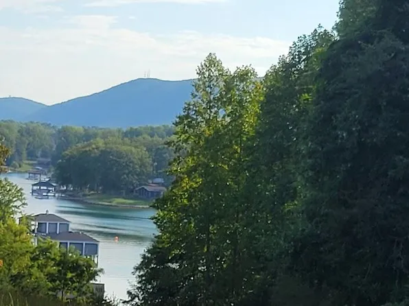 476 Southwood Dr, Penhook, VA 24137