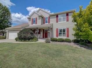 1350 Mockingbird Dr, Oconomowoc, WI 53066