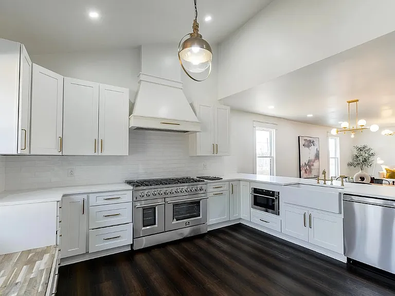 1017 Thompson Pl — Photo 5