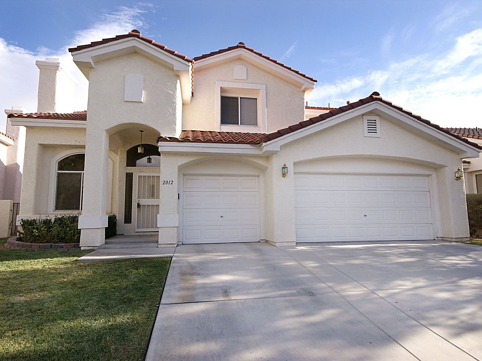 Large Lot and Beautiful Pool