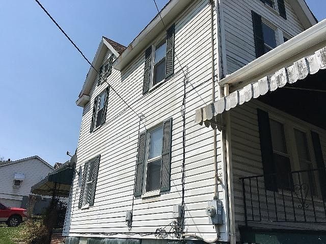 2nd image of 574 Isabella Ave