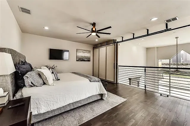 1008 Allen St — Photo 9
