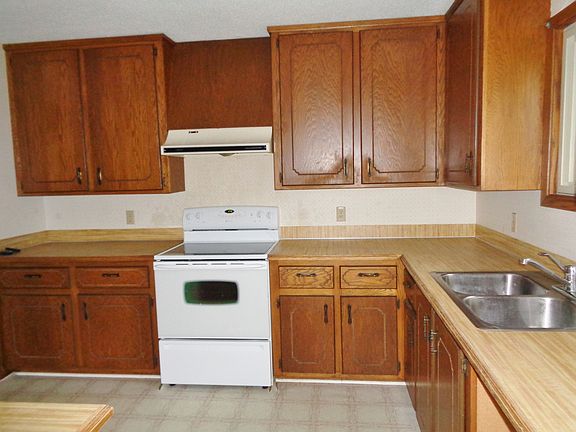 2nd image of 122 Windsor Ct W