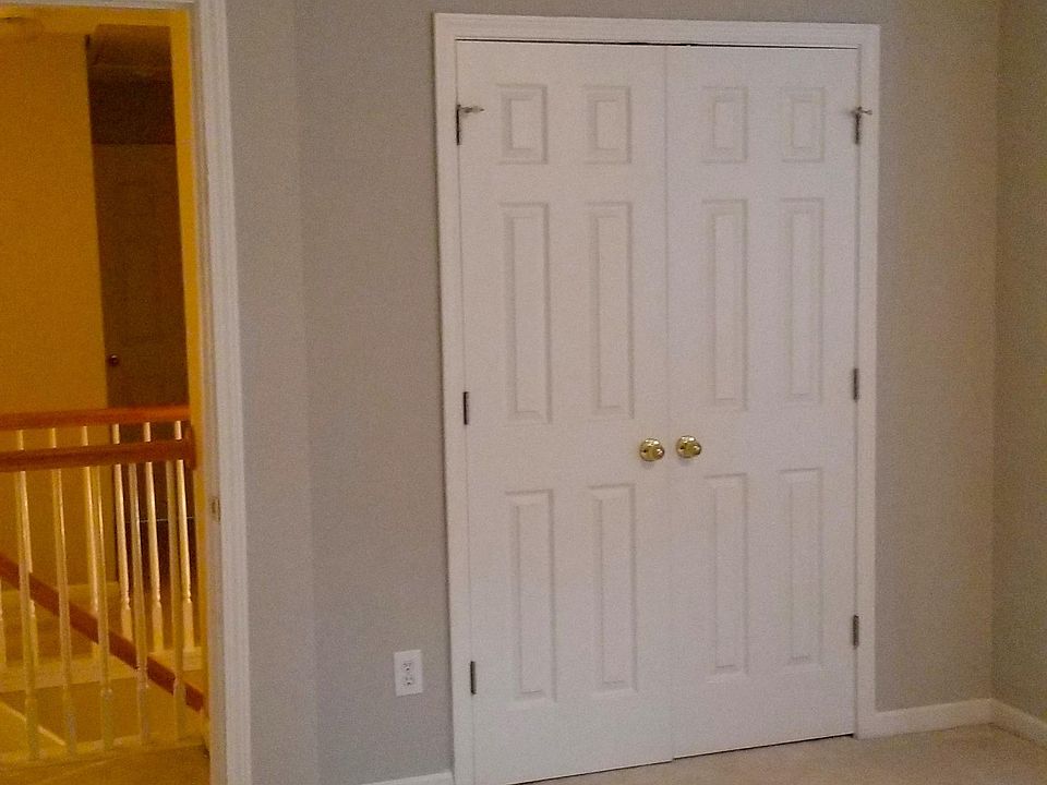 Guest bedroom - Upstairs with spacious cupboard
