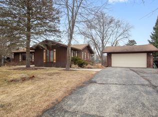 5 Echo Hill Rd, Oakwood Hills, IL 60013