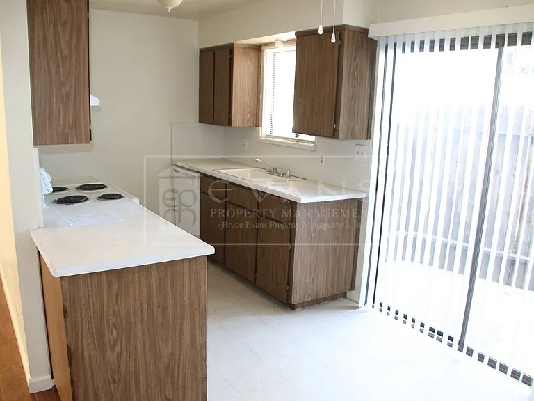 515 S Demaree St — Photo 5