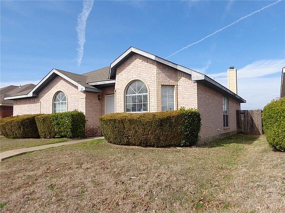 3rd image of 829 Applewood Dr