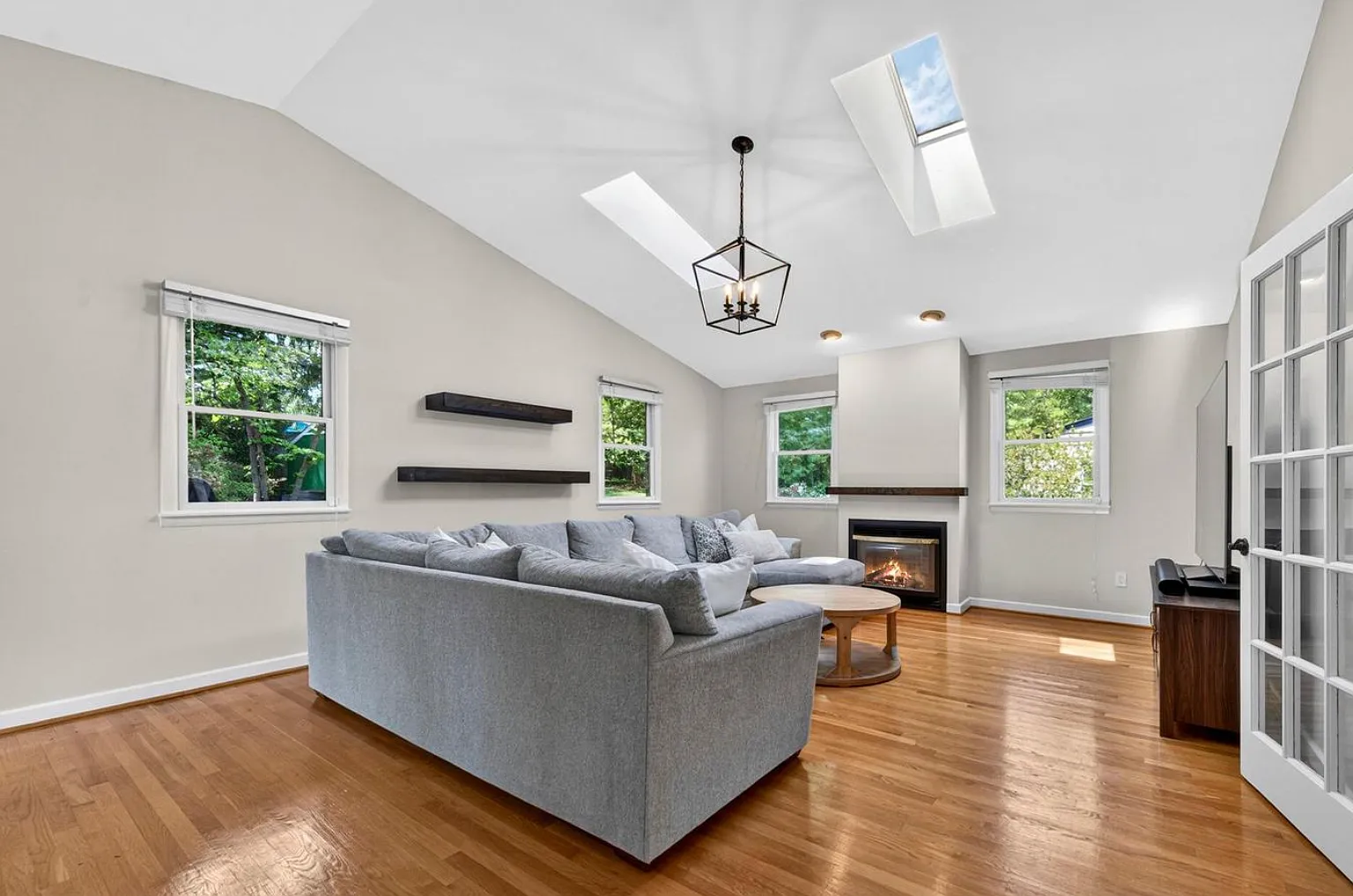 4 bed, 3000 sqft, $5,100 — Photo 2