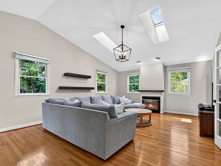 1109 Hillcrest Dr SW — Photo 2