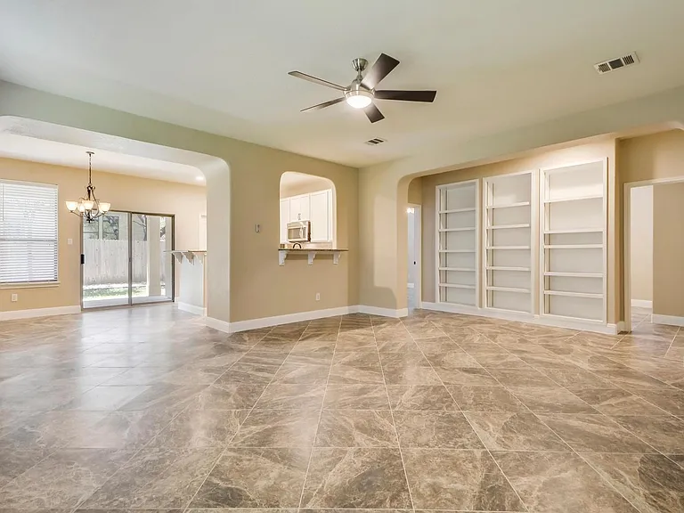 2202 Ezra Ct — Photo 5