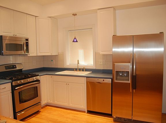 4th image of 4226 N Sawyer Ave #1