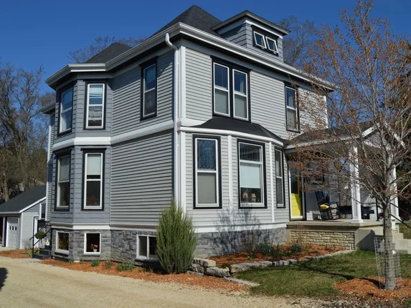 603 S Mechanic St, Decorah, IA 52101