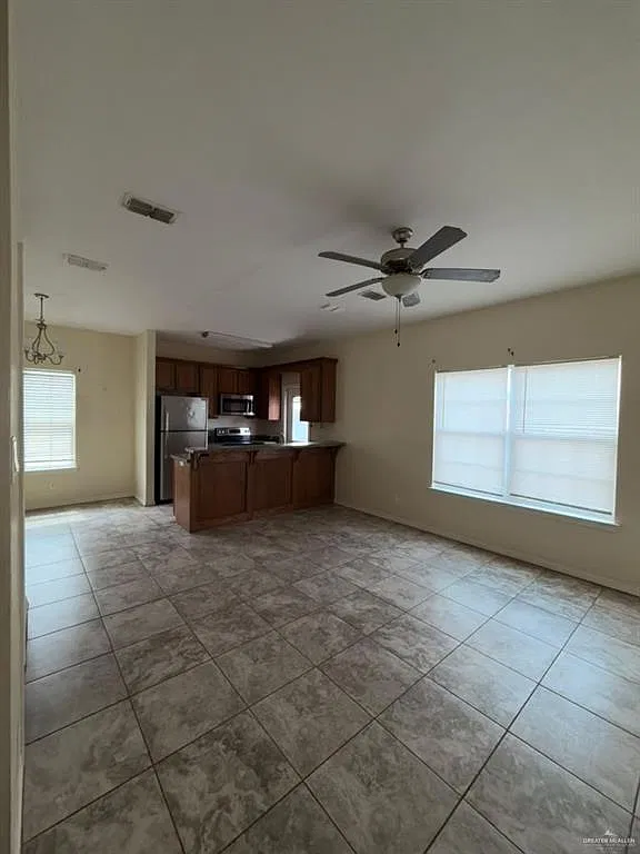 3 bed, 2.5 bath, 1370 sqft, $1,300 — Photo 2
