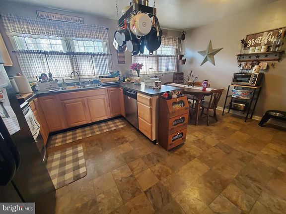 3rd image of 75 Larkspur St