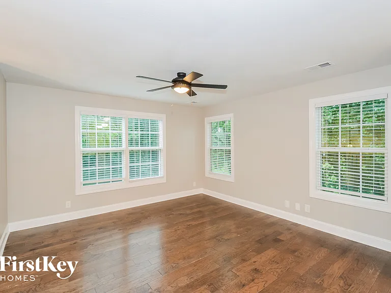 450 Galvin Dr — Photo 3