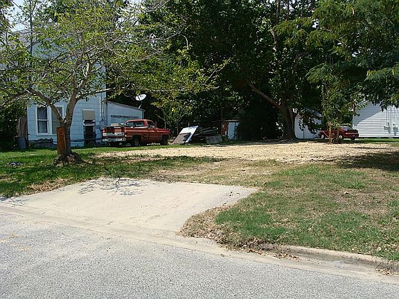 3rd image of 608 E Gulf St