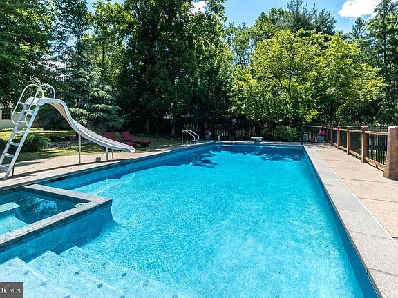 4th image of 117 Heartwood Dr